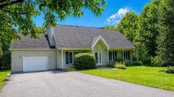 27 Rue de l'Érablière O. Saint-Hippolyte, QC J8A 1A3